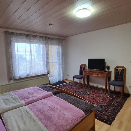 Gemuetliche 120 Qm Ferienwohnung Mit Balkon Adelsdorf エクステリア 写真